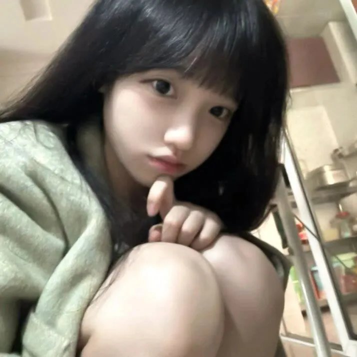 玻璃橱窗中的姑娘